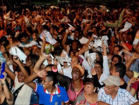 Miles de pa�uelos blancos ondearon en El Petronio, la fiesta pac�fica