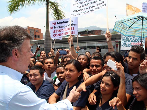 Presidente Santos atendi� a estudiantes de la U. San Mart�n