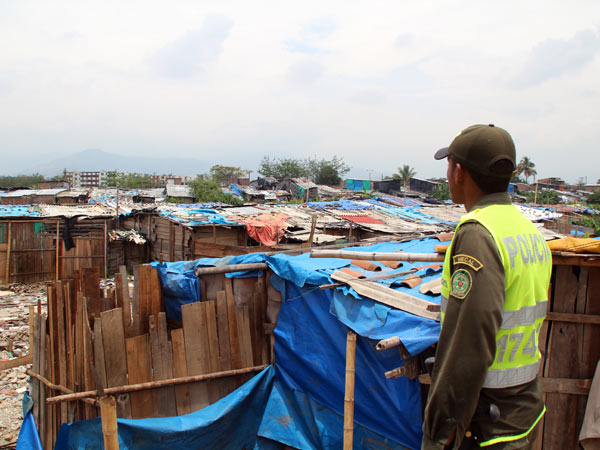 Dagma sensibiliz� el comparendo ambiental en operativos de escombros en las comunas 13 y  21