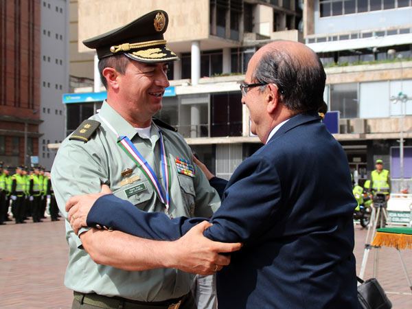 Cali reconoce trabajo del comandante saliente de la Polic�a Metropolitana