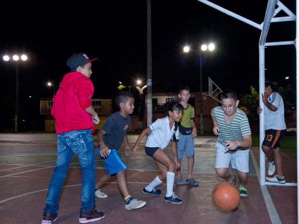 Nueva iluminaci�n mejora seguridad en los parques y zonas verdes de la comuna 10