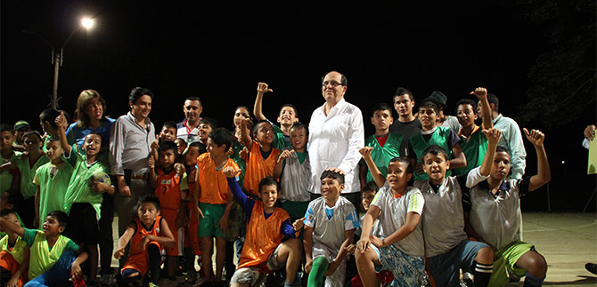 Alcalde y Secretario de Gobierno de Cali entregan parques con nueva iluminaci�n, en la comuna 20