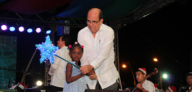 Con el alumbrado cale�o se encendi� el ambiente navide�o