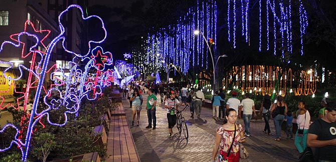 Cale�os visitan el alumbrado con derroche de entusiasmo