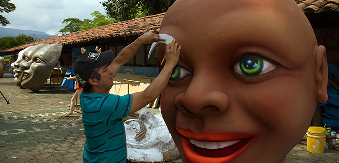 Afinan cada detalle de las carrozas del Sals�dromo