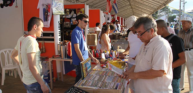 A ritmo de salsa, extranjeros y cale�os disfrutaron del Encuentro de mel�manos y coleccionistas