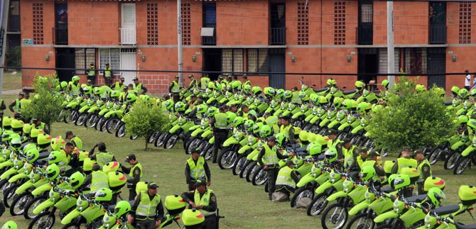 Mininterior y Alcald�a entregan veh�culos a la polic�a para dar m�s seguridad a cale�os