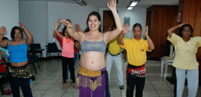 Poblaci�n con discapacidad asiste a taller de Danza �rabe