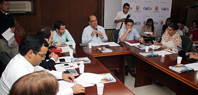 A instancia de la Alcald�a, atienden a familias ind�genas refugiadas en Cali