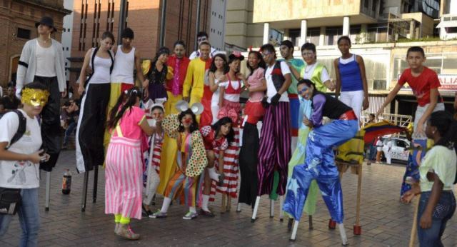 Con parada de zanqueros se inicia el III Festival de Teatro Popular Vivo Callejero