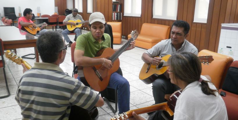 Dictan taller de guitarra para poblaci�n con discapacidad, en la sala Jorge Luis Borges
