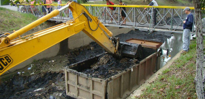 Emcali avanza en limpieza de canales para reducir riesgos de inundaciones