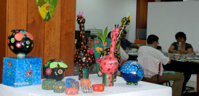 J�venes con discapacidad exponen sus productos, en la sala Jorge Luis Borges