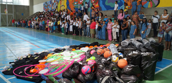 Entregan 500 juegos escolares y dotaci�n a instituciones de jornadas complementarias