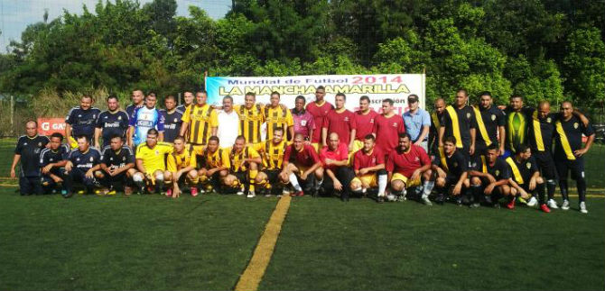 Taxistas esparcen en cale�os fiebre del Mundial; culmin� La Mancha Amarilla