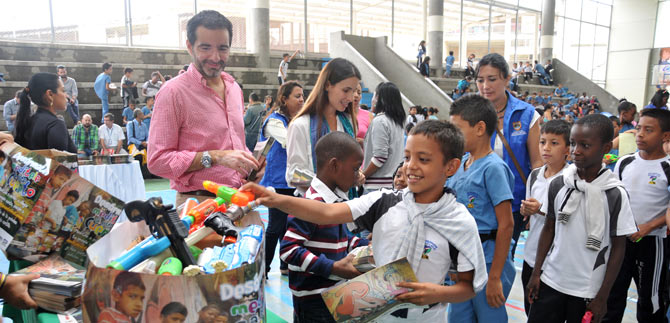 M�s de mil menores canjearon juguetes b�licos por cartillas de cuentos