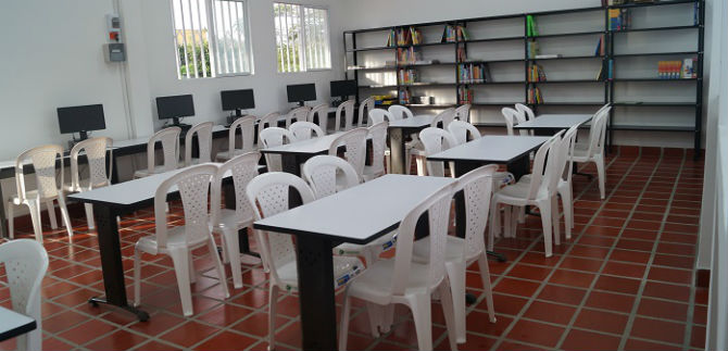 Manuel Santiago Vallecilla estrena Aulas y Biblioteca