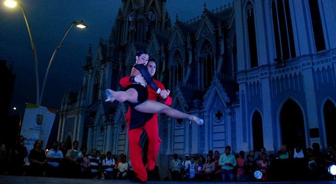 Cale�os disfrutaron del tango, en el Paseo de la Avenida Colombia