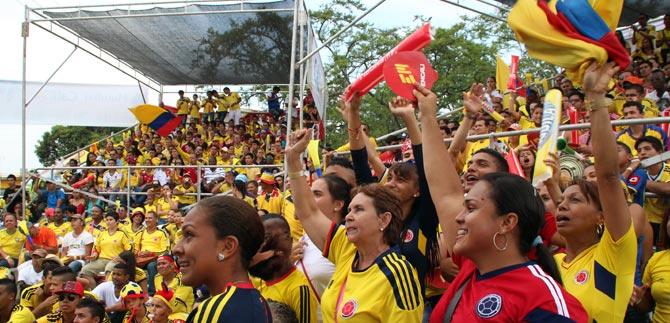 Cale�os vivieron con alegr�a y civismo el partido de Colombia en pantalla p�blica