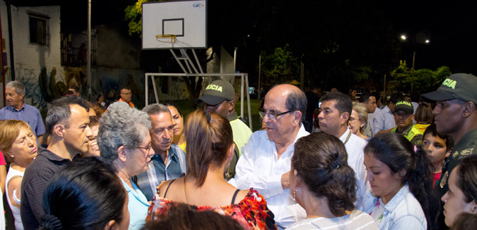 Administraci�n Municipal entrega hoy parques y zonas verdes con luz blanca en la comuna 8