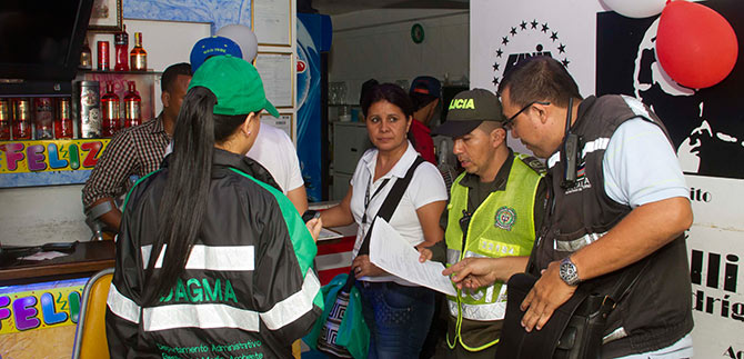 Gobierno hace operativos a negocios y rumbeaderos ilegales en la comuna 2