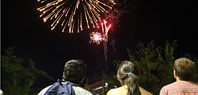 Estrellas cale�as iluminaron la noche c�lida del cumplea�os de la ciudad
