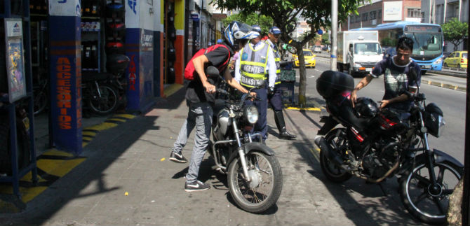 Tr�nsito orienta a motociclistas y comerciantes sobre estacionamiento en la carrera 15