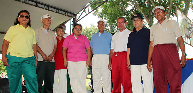 Administraci�n entreg� 7000 sudaderas a los adultos mayores