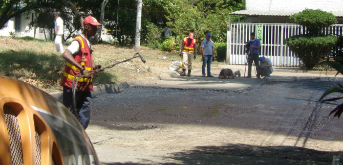 V�as de diez comunas y un corregimiento se benefician esta semana con el plan bacheo