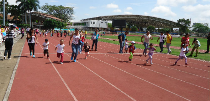 Mil doscientos ni�os compitieron en Minimarat�n de Atletismo