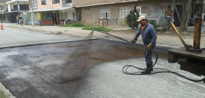 Secretar�a de Infraestructura interviene con bacheo las v�as de la comuna 13