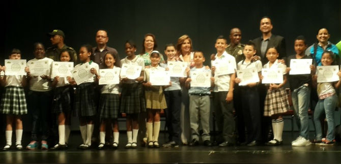 1380 ni�os se graduaron del curso de resistencia al abuso y uso de drogas