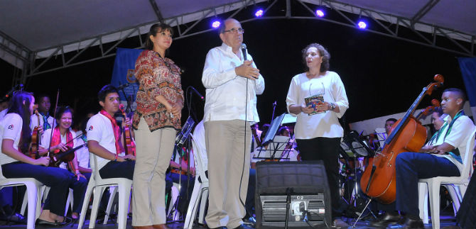 Administraci�n acompa�a la novena en el parque longitudinal de la 72W