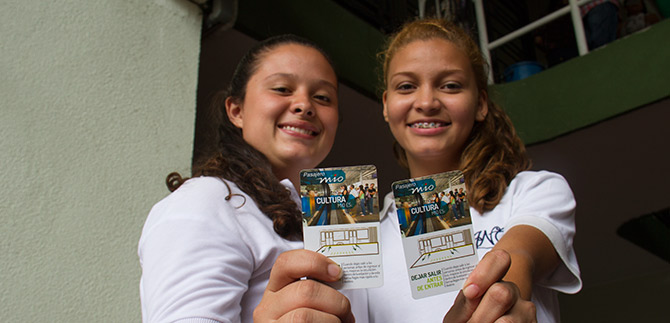 Gobierno cale�o beneficia a miles de estudiantes con transporte escolar