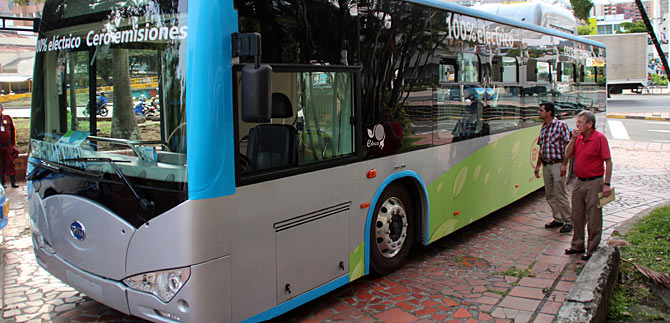 Muestran tecnolog�a de vanguardia en buses y taxis el�ctricos para servicio p�blico