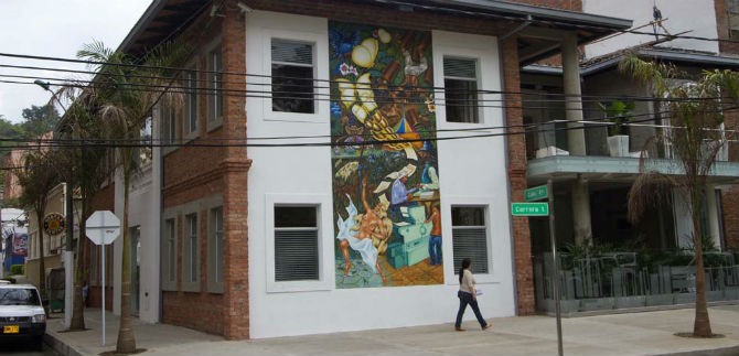 Biblioteca del Centenario: 105 a�os en la vida cultural de Cali