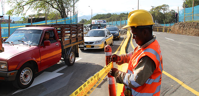 Alcalde inspecciona obra y pone en servicio dos calzadas en puente de la Carrera 1