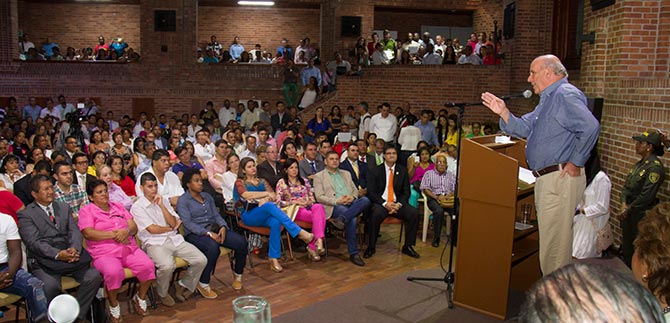 A trabajar duro por la gente y a ser buenas personas, invita Armitage