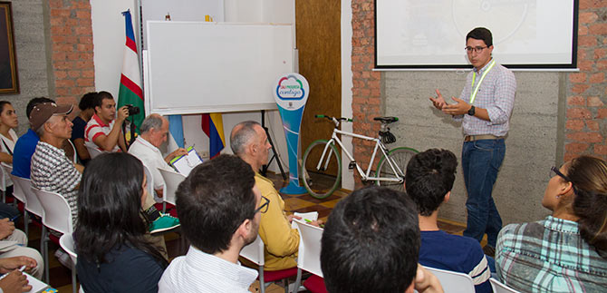 Nutrida asistencia al primer conversatorio Di�logos de Bicicleta y Ciudad