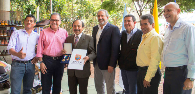 Medalla Santiago de Cali en el grado de Cruz de Oro, para el Gremio Seccional del Calzado