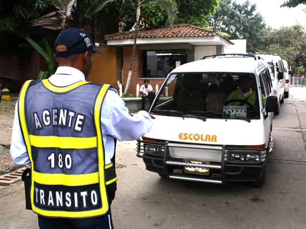 Contin�an operativos al transporte escolar