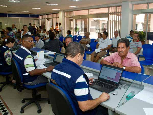 Cale�os acuden de manera masiva a los 11 puntos de Atenci�n al Contribuyente