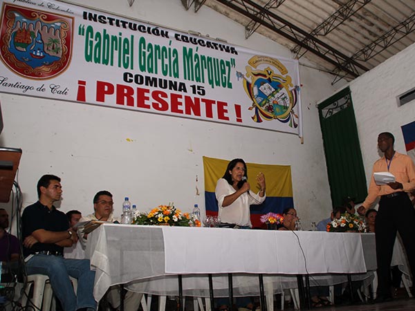 En un cabildo, la Alcald�a escuch� a la Comuna 15; programas para j�venes y mejores condiciones de salud, entre los planteamientos