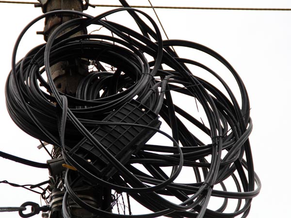 Planeaci�n concertar� con cableoperadores, el desmonte de exceso de cables en los postes