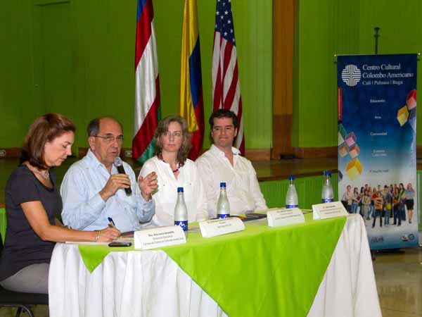 Se inici� programa de ingl�s gratuito para 300 j�venes de escasos recursos en la ciudad