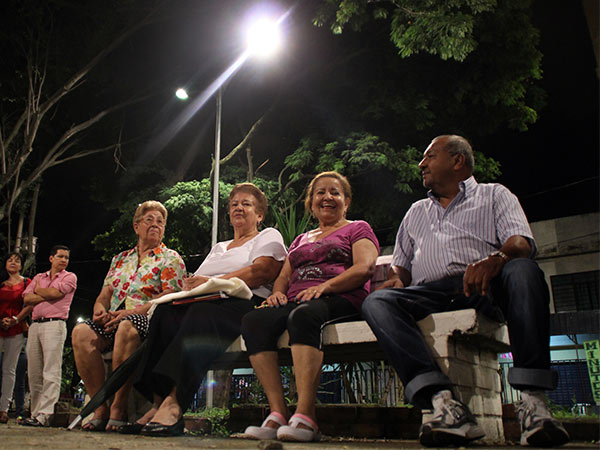 La Alcald�a entreg� nuevas obras de iluminaci�n al barrio Jos� Holgu�n Garc�s, en la Comuna 11