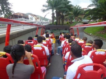 Menores de edad de los hogares de paso disfrutaron el Turisb�s, recorriendo la ciudad