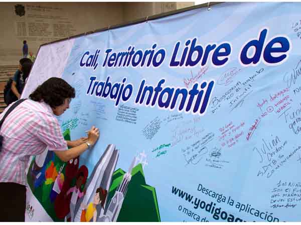 La ciudadan�a firm� el pacto para ayudar a erradicar el trabajo infantil de Cali