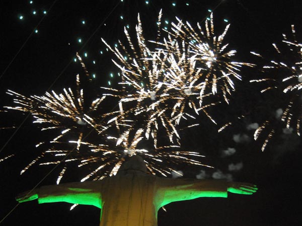 Con juegos pirot�cnicos, Cali empez� a celebrar el 3 de julio; este mi�rcoles, actos en el CAM y parada militar en la Autopista Suroriental