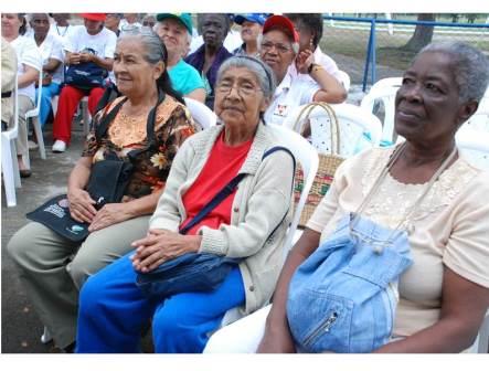 Adultos mayores comienzan a recibir sus subsidios de mayo y junio